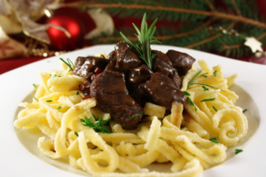 Hirschgulasch mit Spätzle